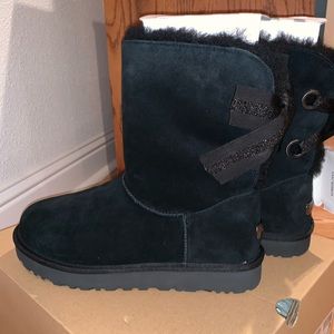 BNWT UGG Bailey Bow Short (Black)